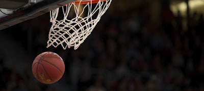 云端观赛栏目副图：多人在线观看足球直播的社交场景示意图