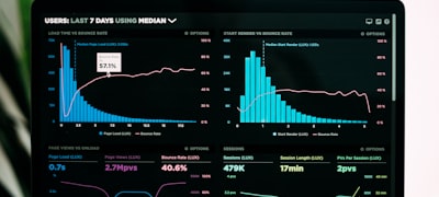 即时排行栏目主图：动态更新的足球联赛积分榜和球员数据统计图表