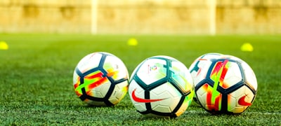 云端观赛栏目图三：电竞比赛直播画面与观众互动弹幕效果展示